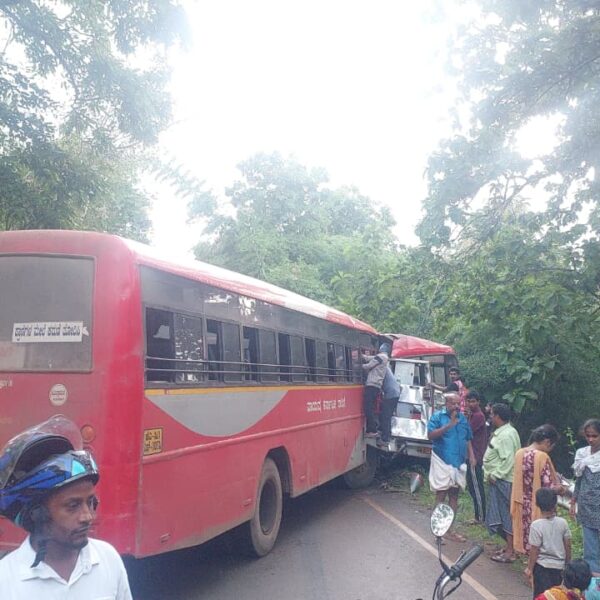 ಕೆಎಸ್‌ಆರ್‌ಟಿಸಿ ಬಸ್‌ಗಳ ಮುಖಾಮುಖಿ ಡಿಕ್ಕಿ: ಪ್ರಯಾಣಿಕರು ಗಂಭೀರ