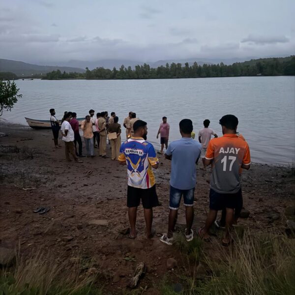 ಗಣಪತಿ ಮಂಟಪ ತರಲು ಹೋದ ವೇಳೆ ದೋಣಿ ಮುಗುಚಿ ಸಾವು